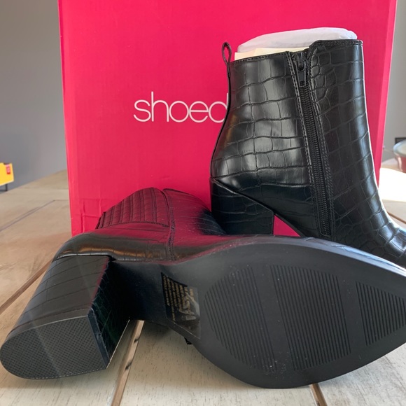 NIB BLACK BLOCK HEEL BOOTIES. - Picture 5 of 5